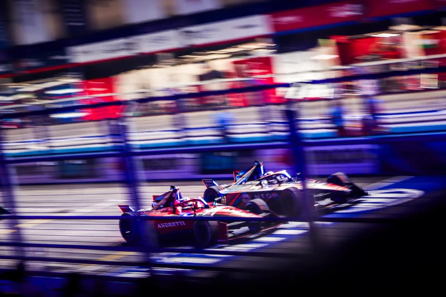 ナイトレースを走るFormula Eマシン