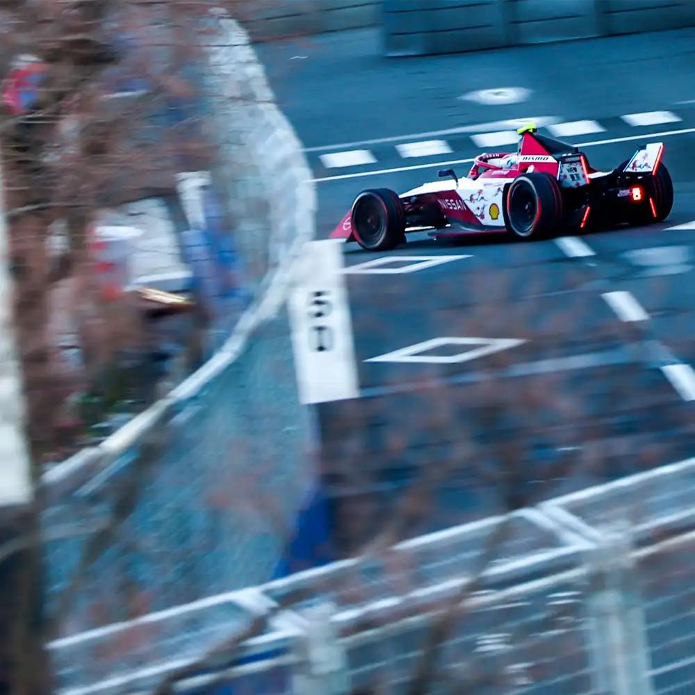 東京の市街地コースを走るFormula Eマシン