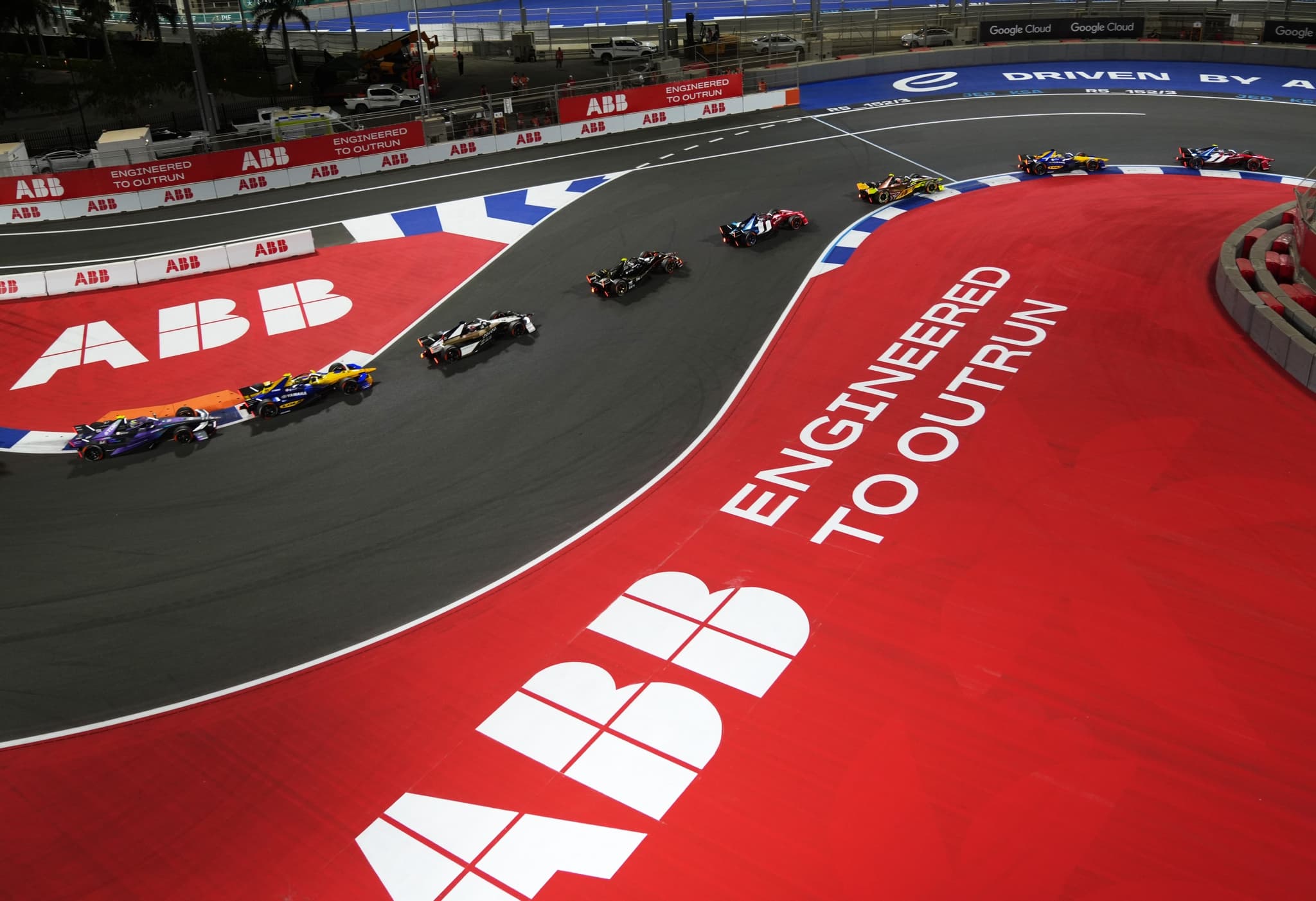 戦火の影に揺れる世界選手権。「可能な限り安全な場所に」中東交戦開始時、｢最前線｣のドライバーらは。