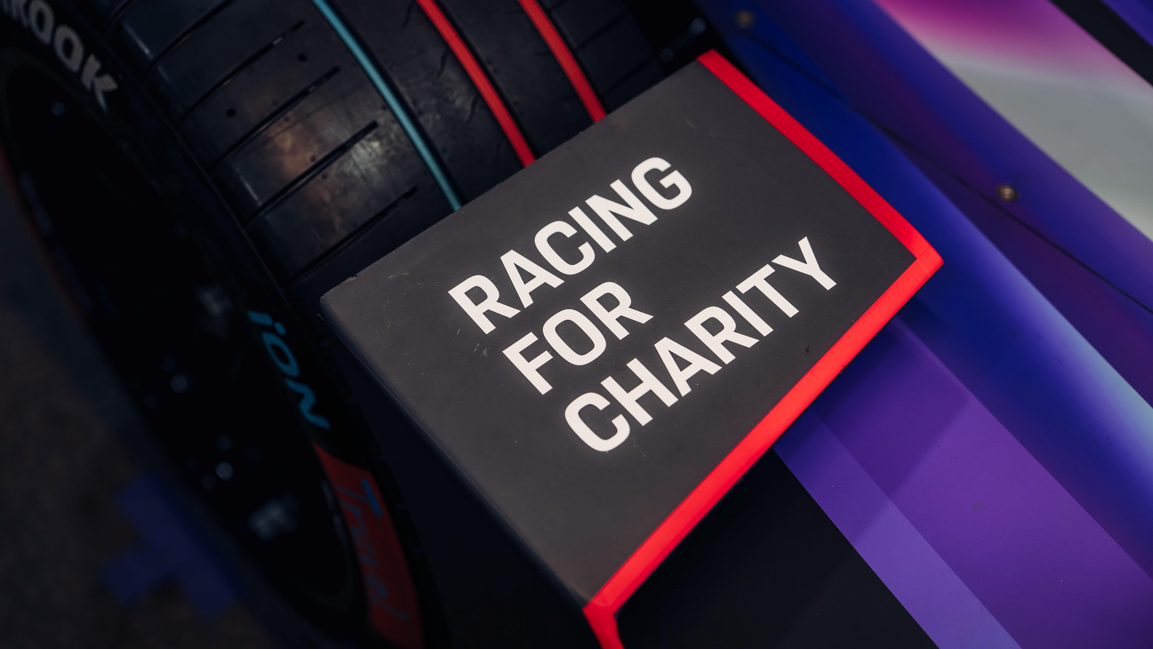 1周あたり400ユーロを寄付へ。ピンクのポルシェが示す「Racing for Charity」で「1周が子供たちのために」
