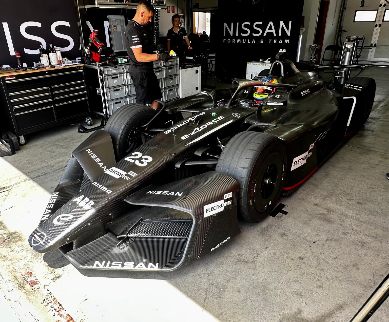 日産のローランド、次世代マシン「GEN4」を初テスト。「加速は強烈ですべてが桁違い」